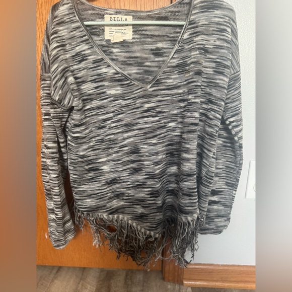 Billabong size medium black grey white v-neck sweater fringe bottom - Picture 1 of 7